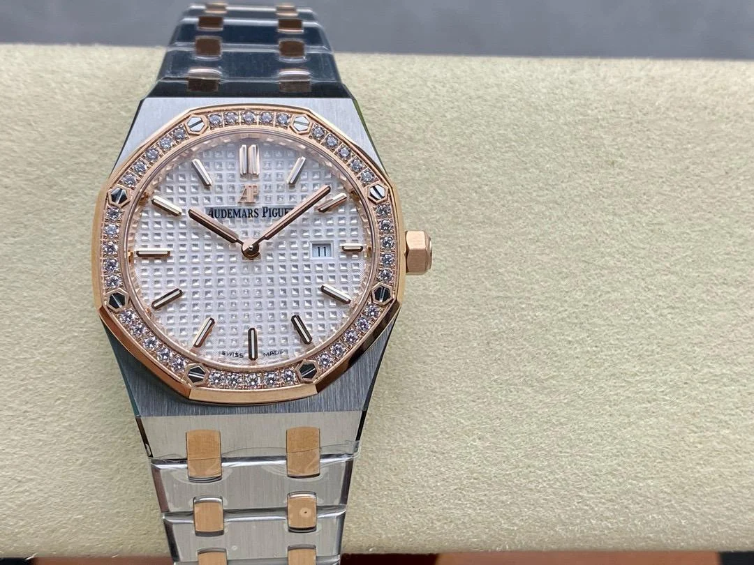 Audemars Piguet Royal Oak Quartz Ref. 67651SR.ZZ.1261SR.01 Super Clone