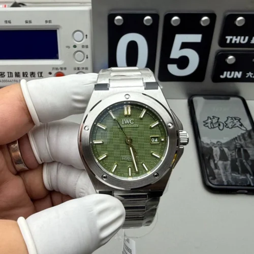 Ingenieur Automatic 40 The Ingenieur Automatic 40 with a green “Grid”