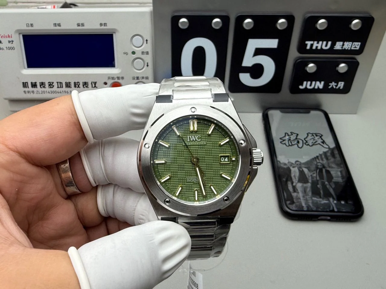 Ingenieur Automatic 40 The Ingenieur Automatic 40 with a green “Grid”